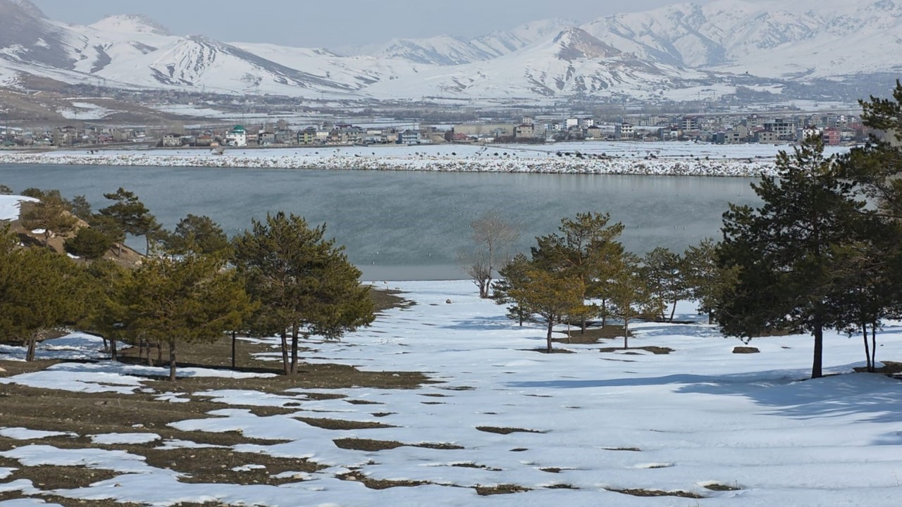 Bahar yüzünü gösterdi: Sıhke Göleti’nin buzları tamamen çözüldü
