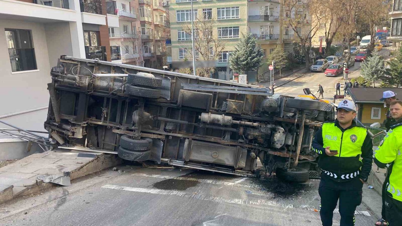 Ankara’da devrilen kamyonet güvenlik kamerasına yansıdı
