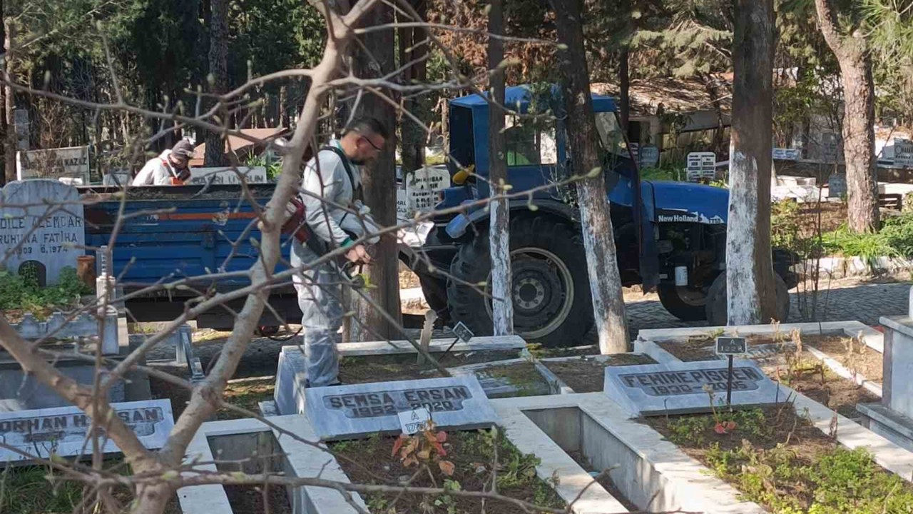 Ayvalık’ta kabristanlar bayram ziyaretine hazır
