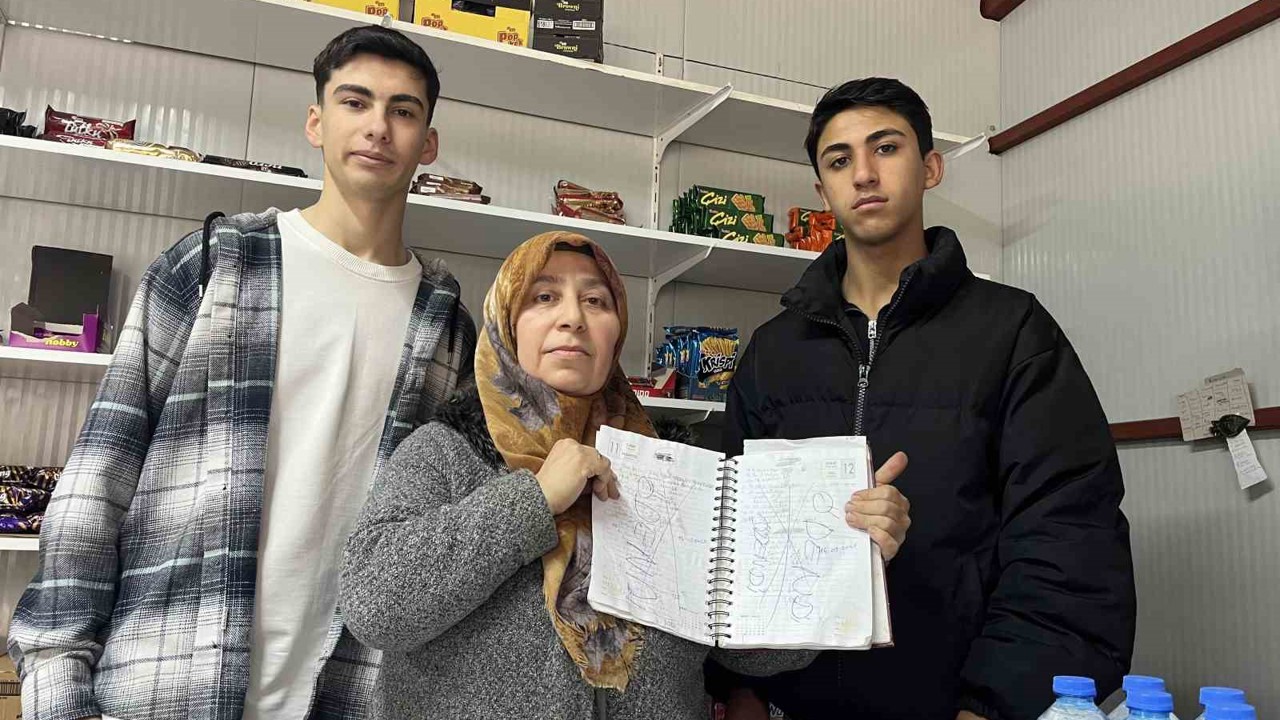 Liseliler harçlıklarıyla depremzede vatandaşların bakkal borcunu kapadı
