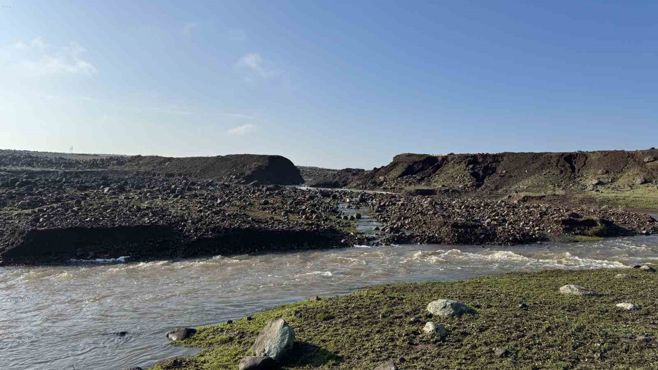 Diyarbakır’da sağanak nedeniyle sulama göleti patladı: Ekili alanlar su altında kaldı
