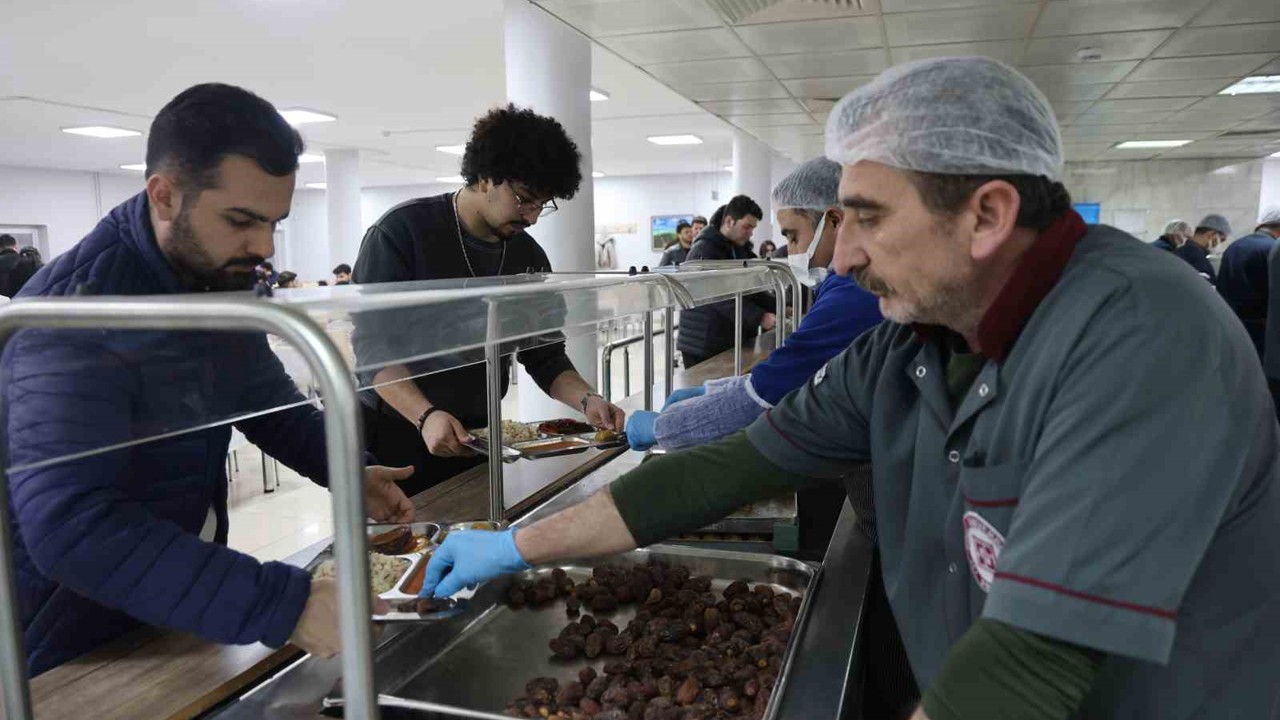 Fırat Üniversitesi’nde öğrenciler Ramazan ayında anne yemekleriyle iftarını açıyor
