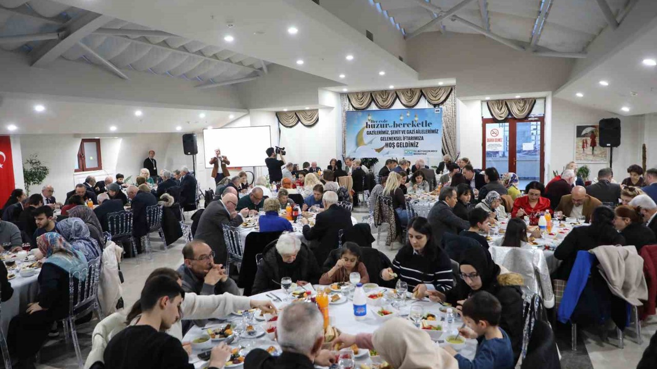 Kadir Gecesi’nde şehit ve gazi aileleri iftar sofrasında buluştu

