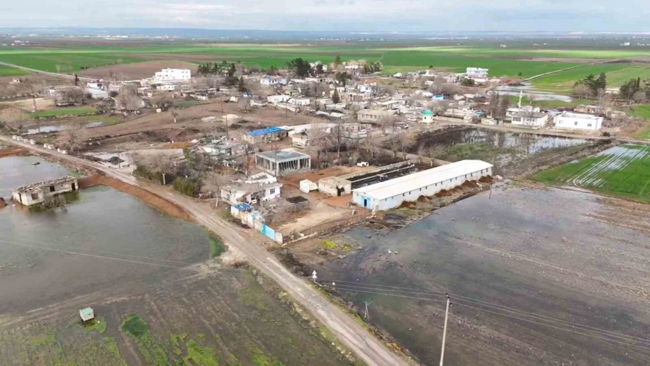 Şanlıurfa’da şiddetli yağışlar tarlaları göle çevirdi
