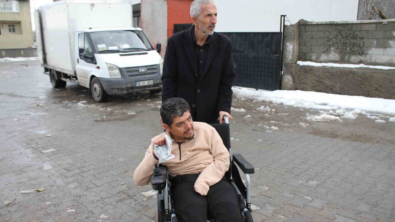 Polis memurunun hediyeleri engelli gencin yüzünü güldürdü
