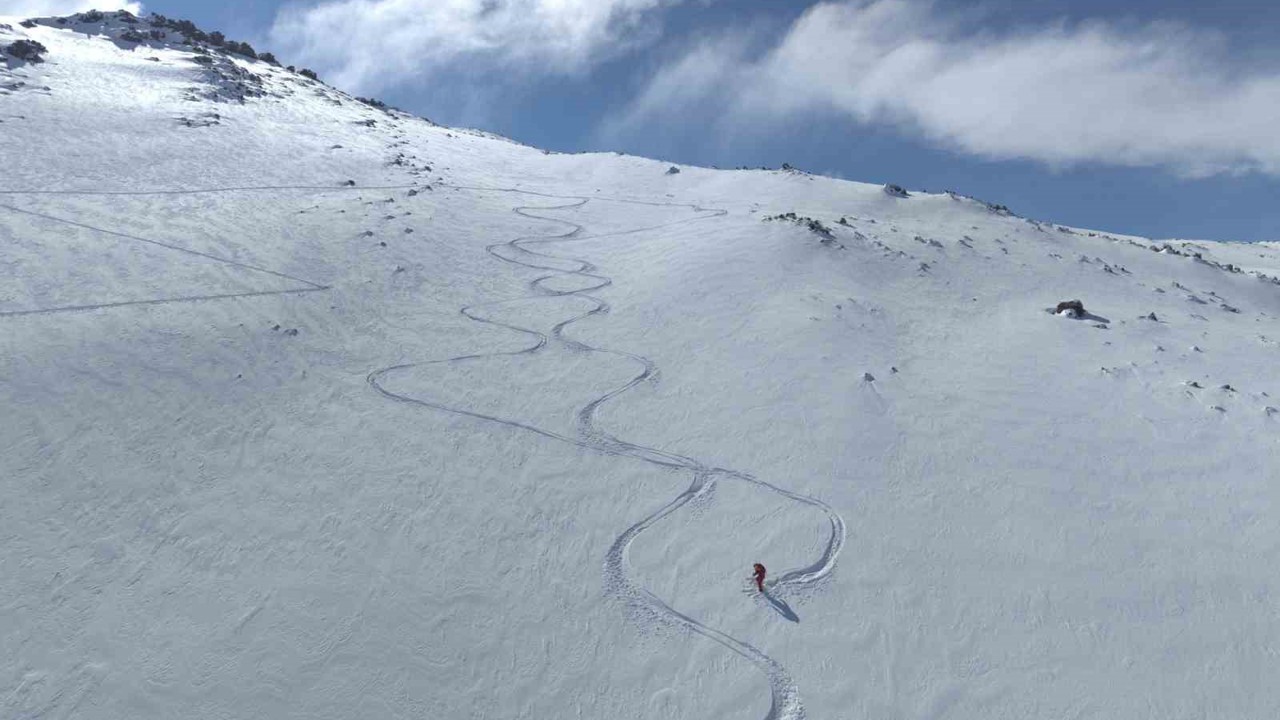 Ağrı Dağı’ndan kayan kayakseverler, Ağrı Dağı’nın Iğdır tarafına kayak merkezi yapılması çağrısında bulundu
