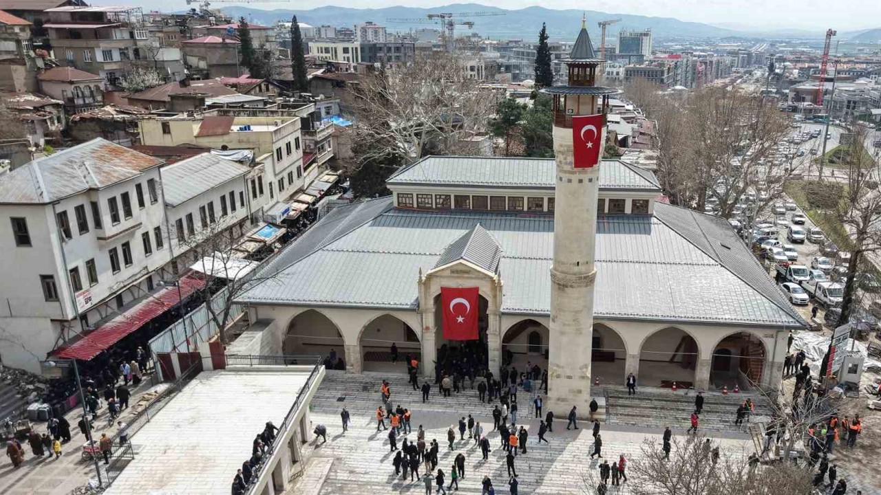 Depremde hasar gören 583 yıllık Ulu Cami yeniden ibadete açıldı

