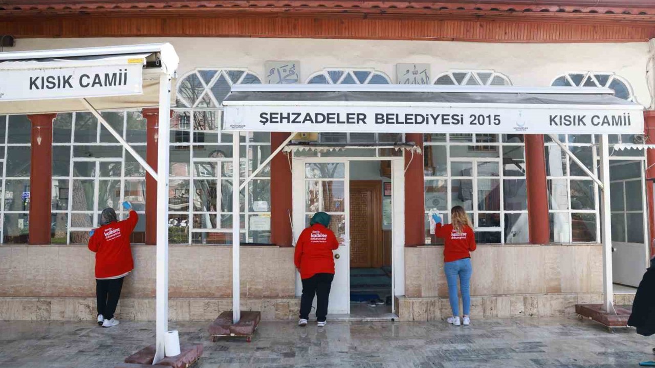 Şehzadeler Belediyesinden camilerde temizlik seferberliği

