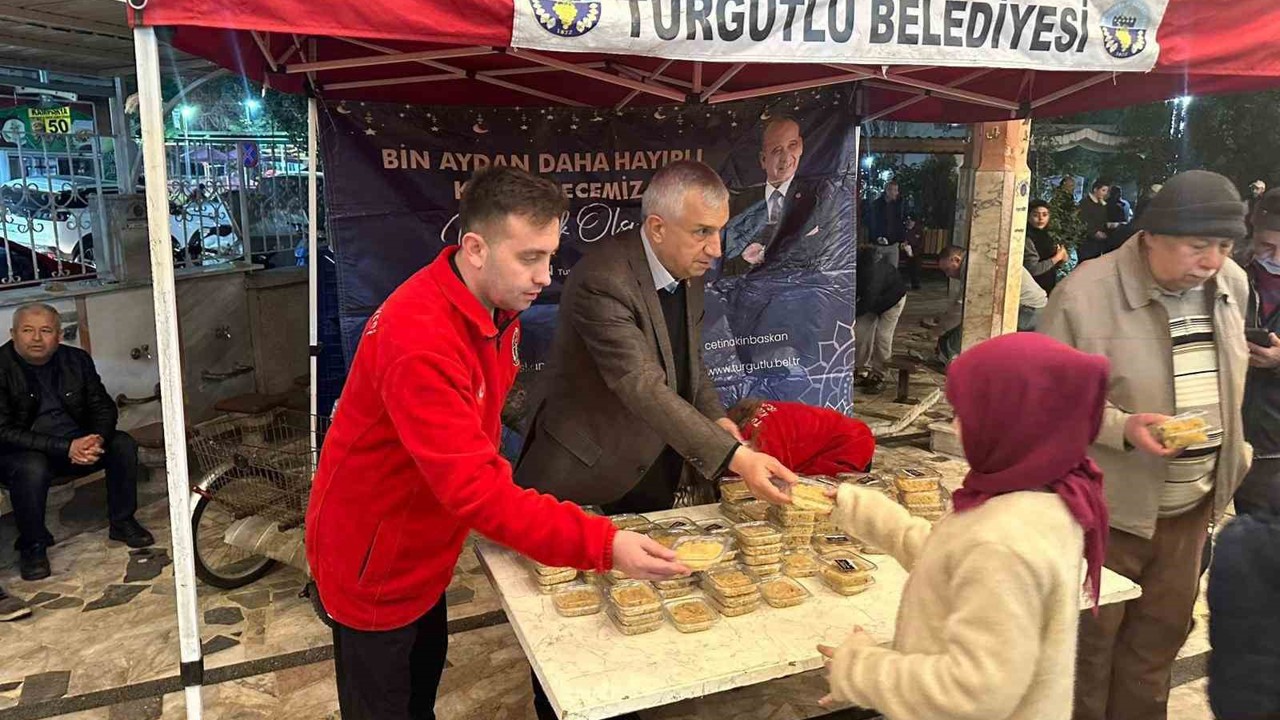 Turgutlu Belediyesinden Kadir Gecesi’nde helva ikramı
