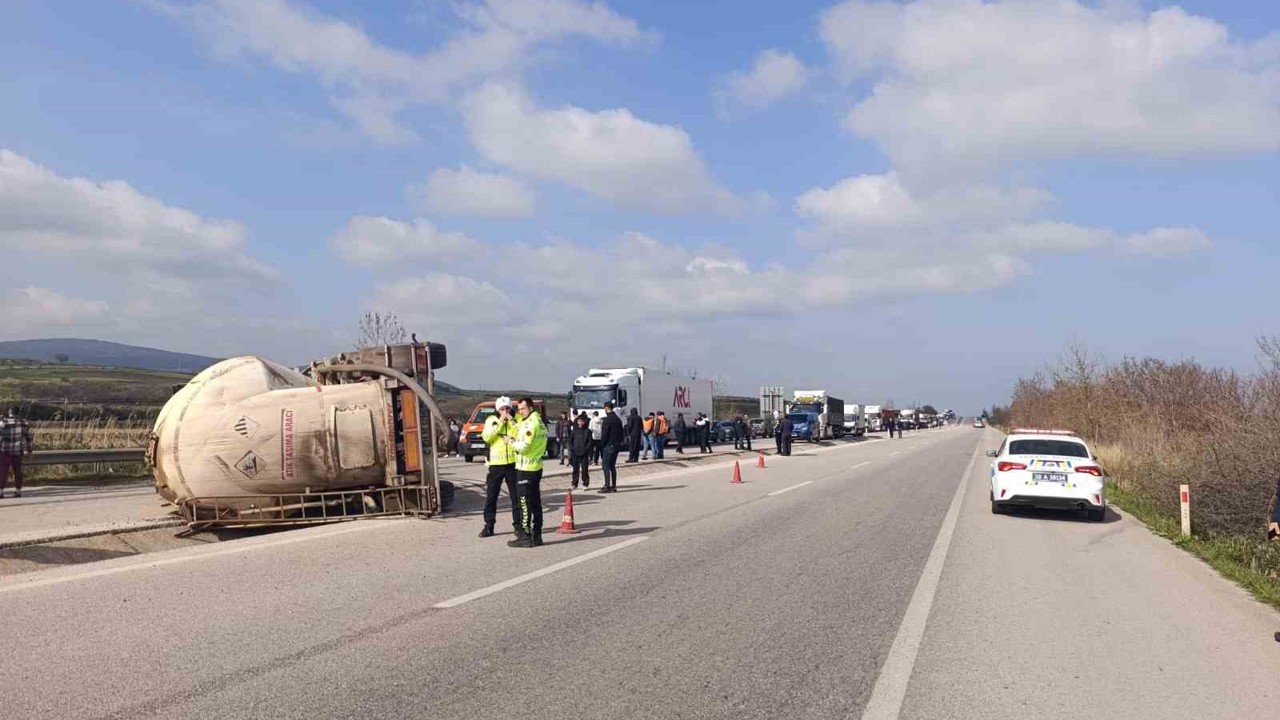 Tır devrildi: 1 yaralı
