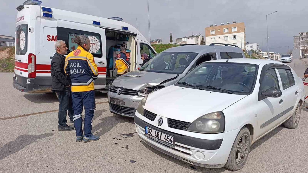 Hafif ticari araç ile otomobil çarpıştı: 1 yaralı
