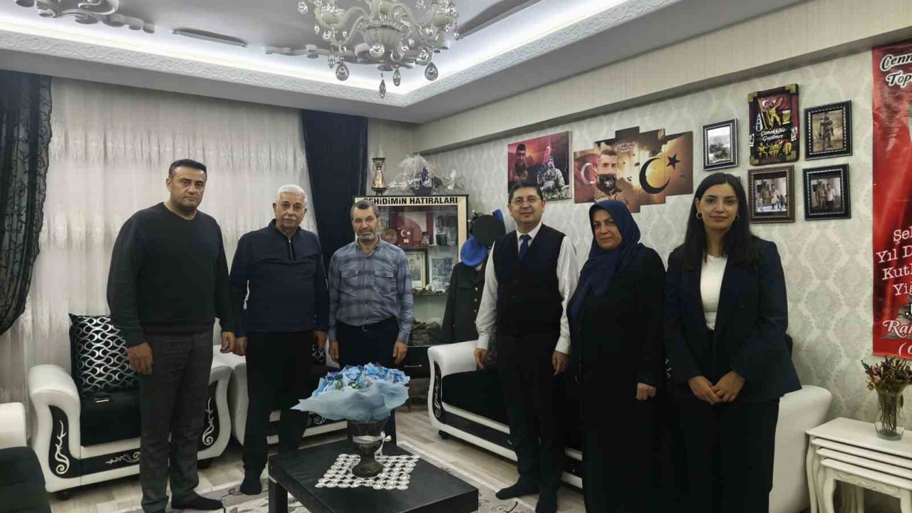 Gazetecilerden şehit ailesine anlamlı ziyaret
