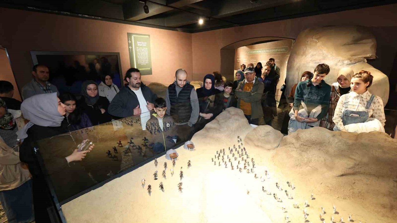 Siyer Sergisi ve Mukaddes Emanetler Sergisi Kadir Gecesi’nde doldu taştı
