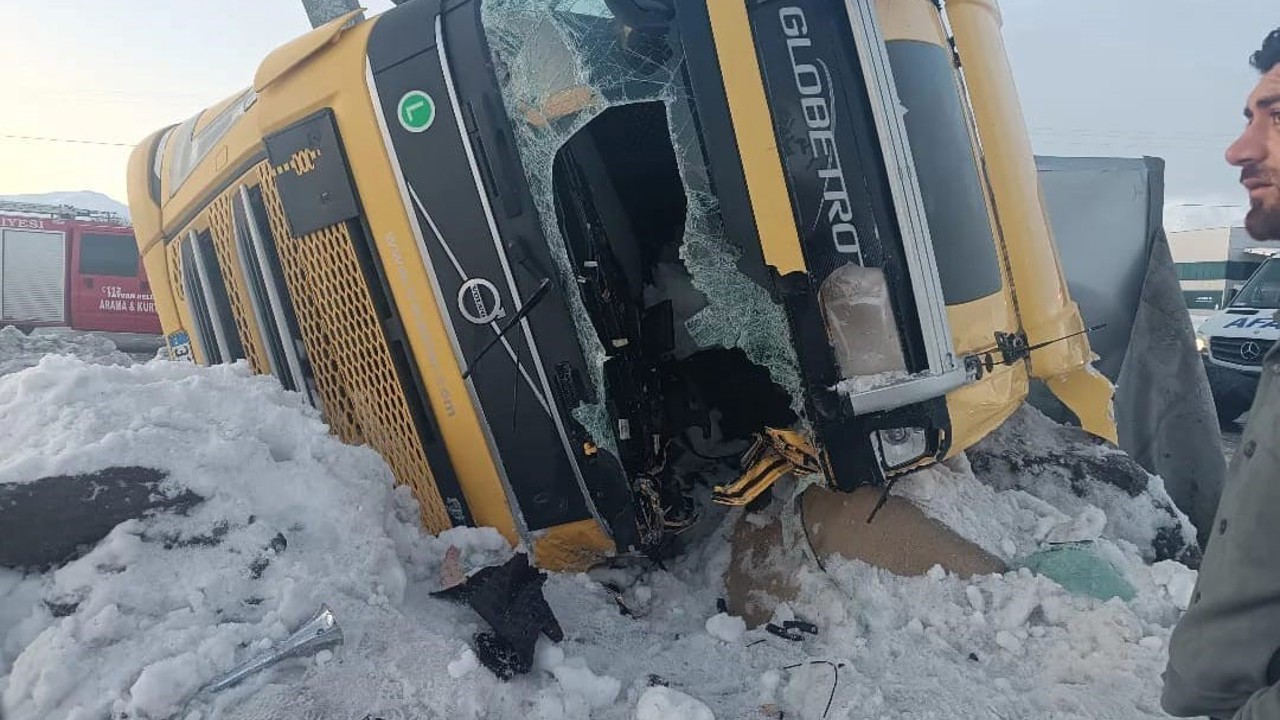Bitlis’te iki tır devrildi, 1 kişi yaralandı
