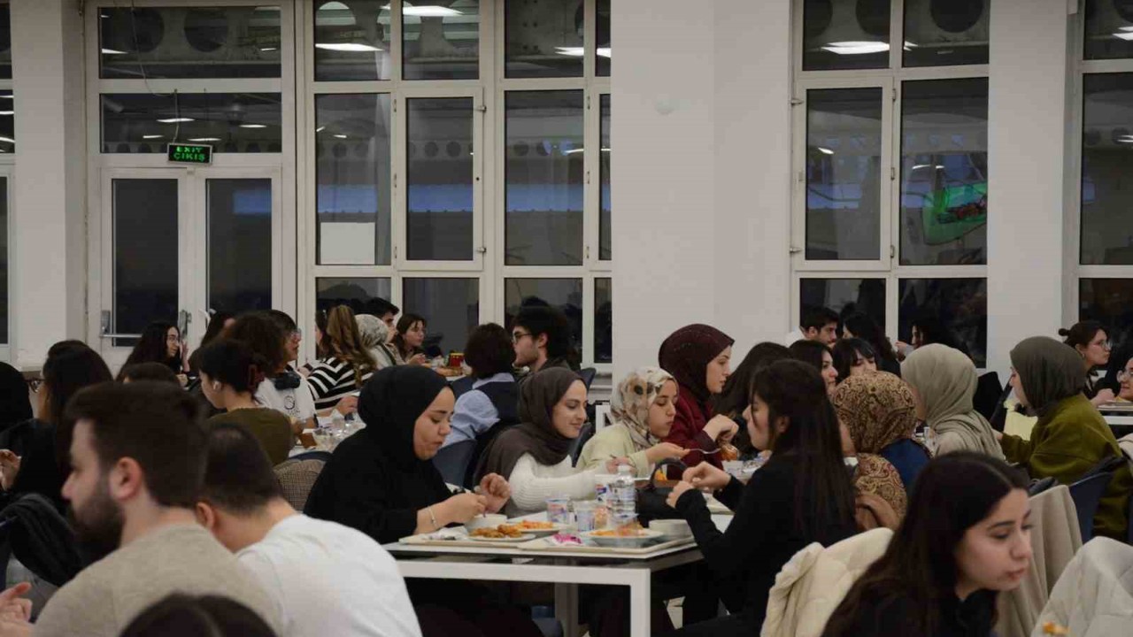 Anadolu Üniversitesi öğrencileri Kadir Gecesi’nde iftar sofrasında buluştu

