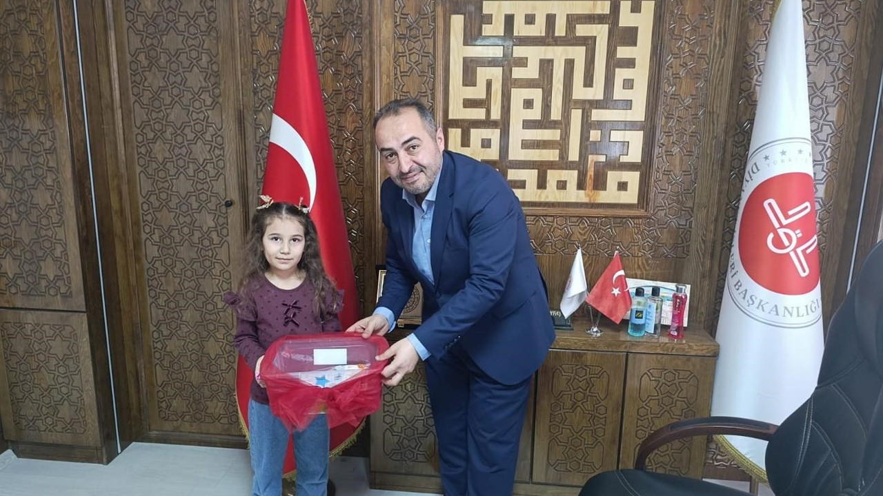 Kumbaradaki harçlıklarını ihtiyaç sahibi ailelere bağışladılar
