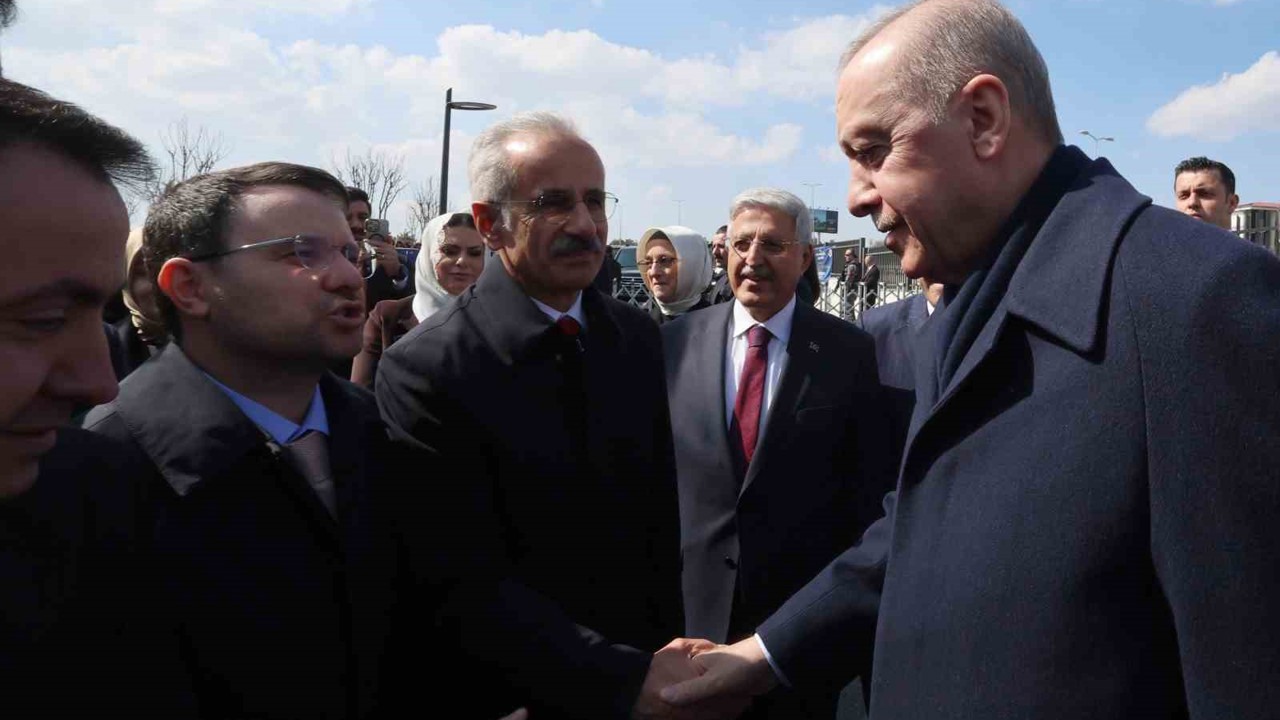 Cumhurbaşkanı Erdoğan: "Birileri bizi ruh köklerimizden koparmak istese de milli ve manevi kimliğimize sahip çıkmaya devam edeceğiz"
