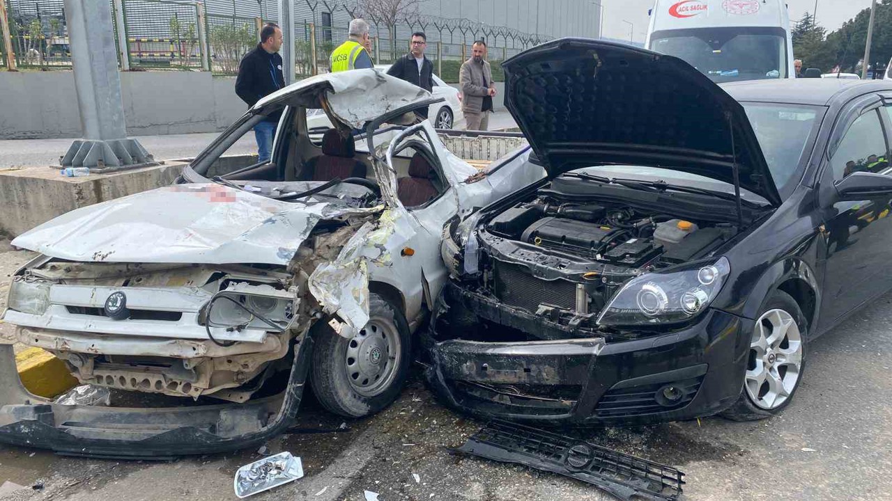 Refüje çarpıp karşı şeride geçen otomobil başka araca çarptı: 1 ölü
