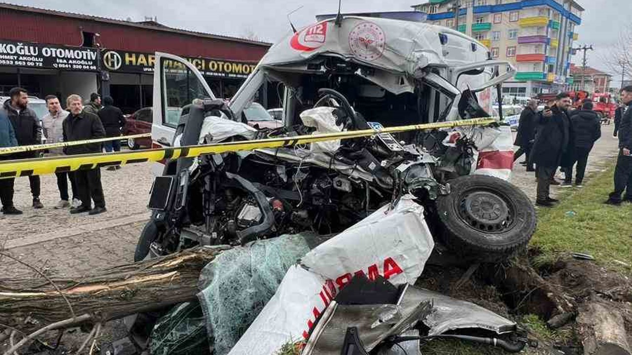 Vakaya giden ambulans kaza yaptı: 1 ölü, 3 yaralı
