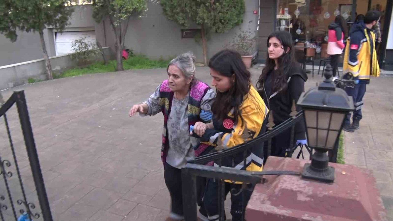 Kadıköy’de yangın paniği: Yaşlı kadın dumandan etkilendi
