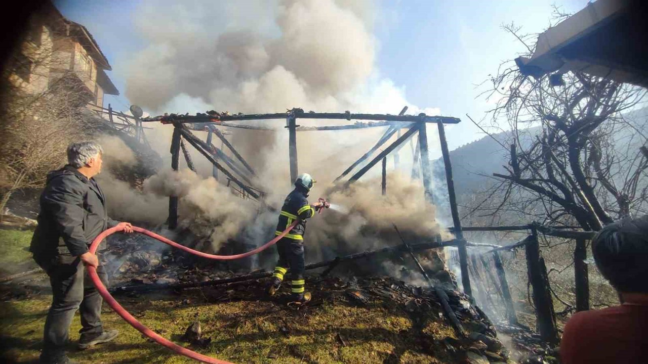 Kastamonu’da çıkan yangında samanlık kullanılamaz hale geldi
