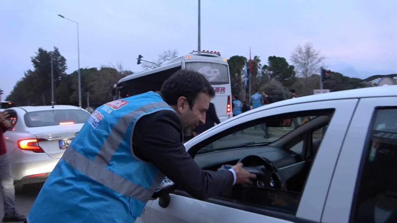 Antalya’da trafikte kalan vatandaşlara "İftara 5 Kala" sürprizi
