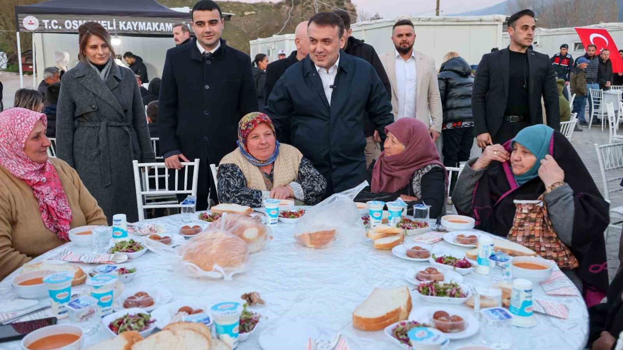 Büyük yangın sonrası yaralarını saran vatandaşlar iftarda bir araya geldi
