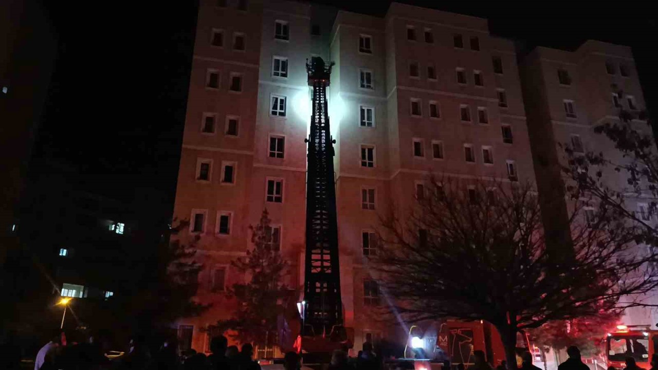 Apartmanın girişindeki elektrik panosunda yaşanan patlama paniğe neden oldu
