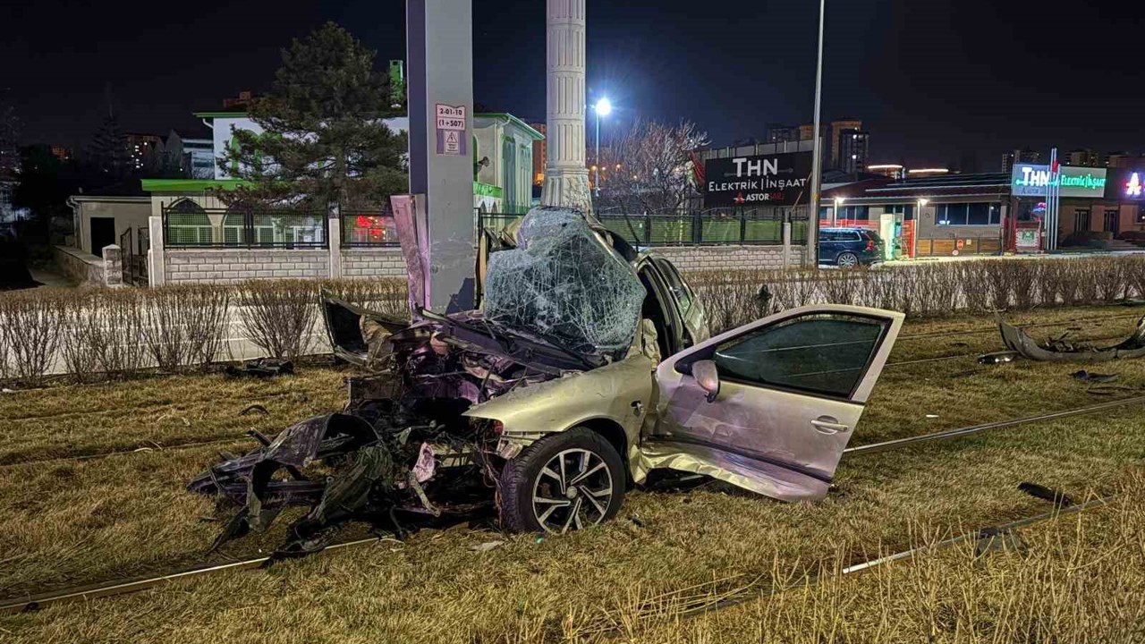 Tramvay yolundaki direğe çarpan otomobil kağıt gibi büküldü: 1 yaralı
