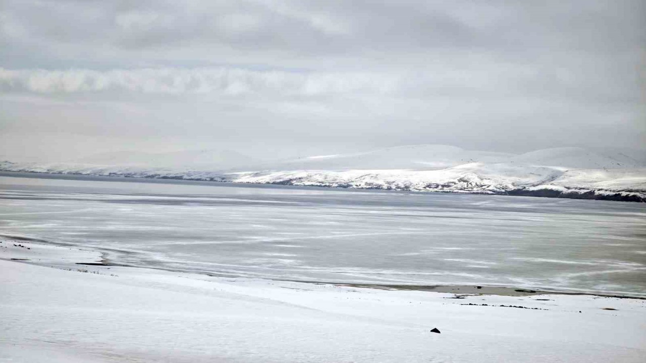 Nazik Gölü’nde buzların çözülmesi bu yıl gecikti
