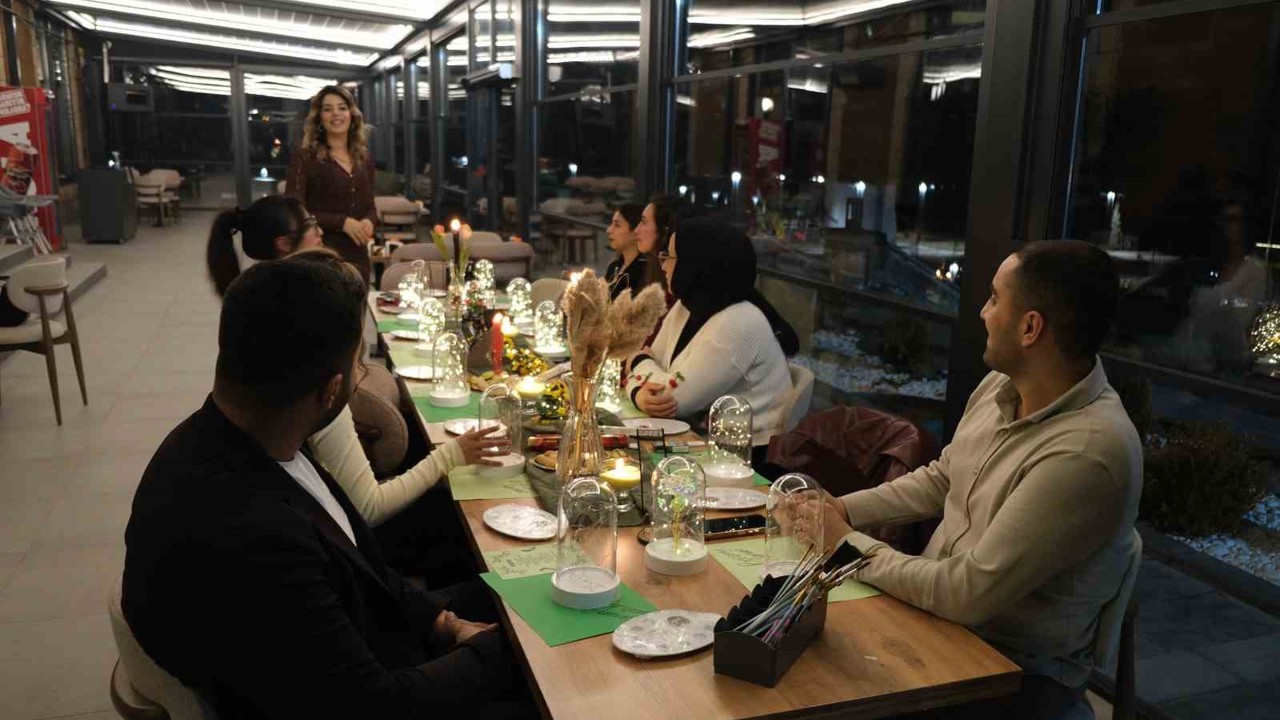 Ahlat’ta iftar sonrası cam fanus boyama etkinliği
