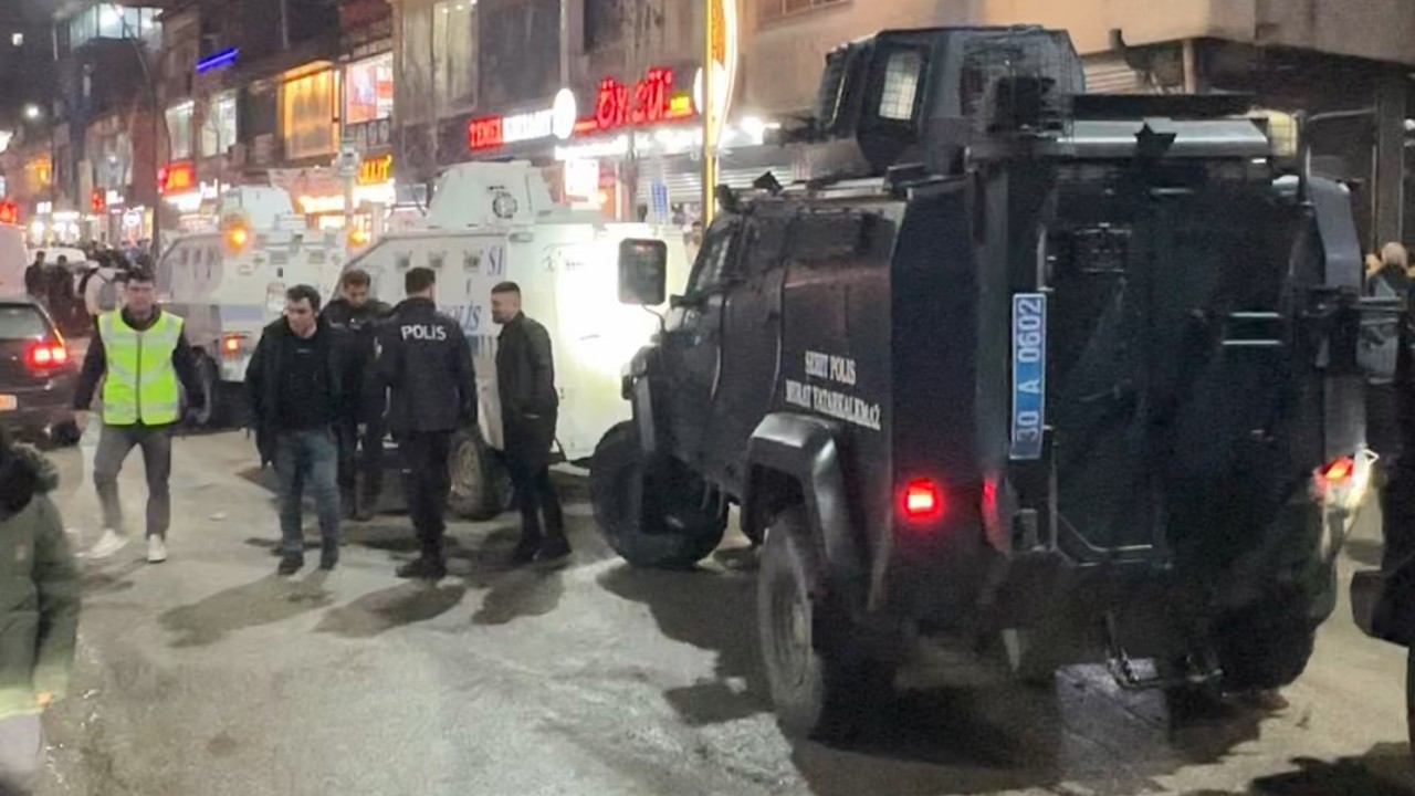 Yüksekova’da taşlı sopalı kavga: 1’i polis 2 yaralı
