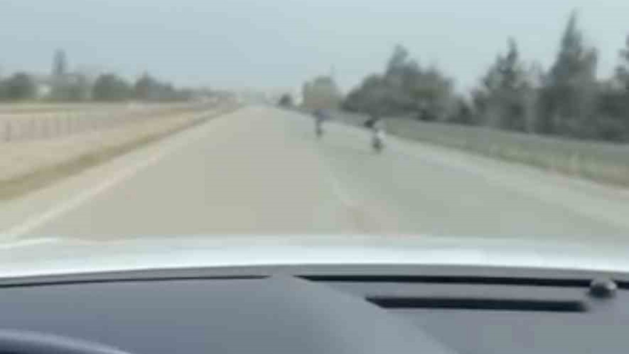 Bursa’da motor üstünde yatarak tehlikeli yolculuk
