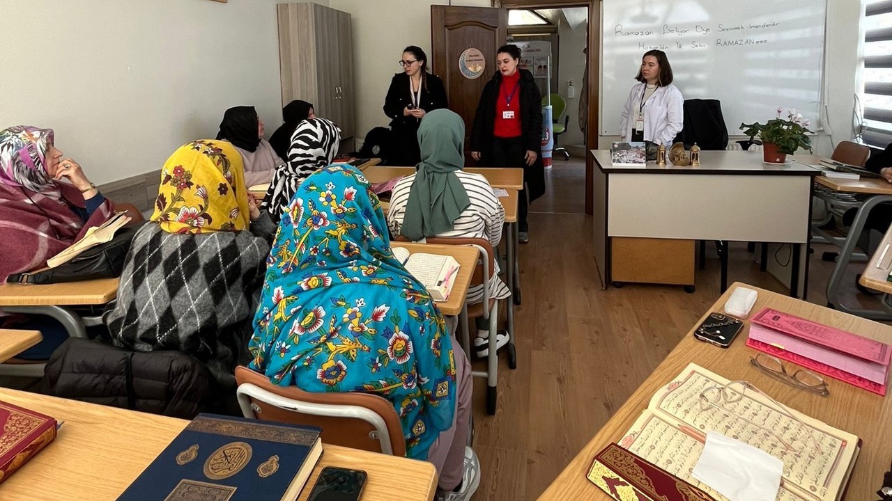 Kursiyerlere sağlık eğitimi verildi
