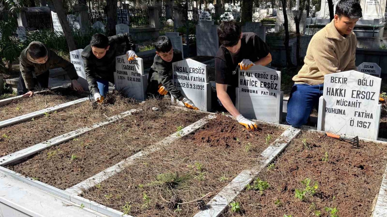 Anneannelerinin öğüdüyle başladılar, binlerce mezarı temizlediler
