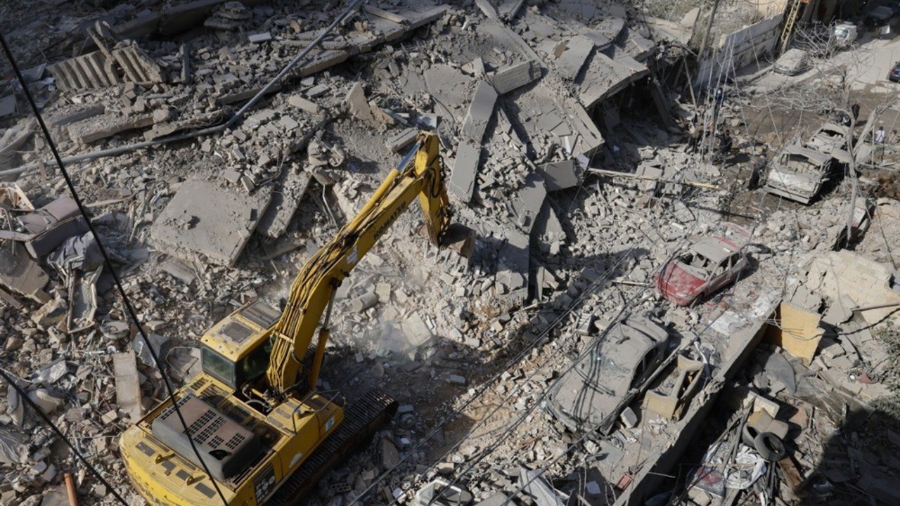 İsrail, Lübnan’da 15 katlı binayı yerle bir etti
