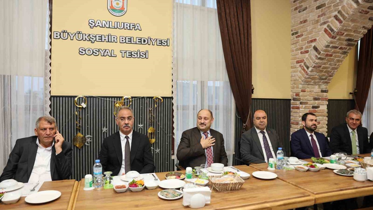 Gülpınar ilçe belediye başkanları ve meclis üyeleriyle iftarda buluştu
