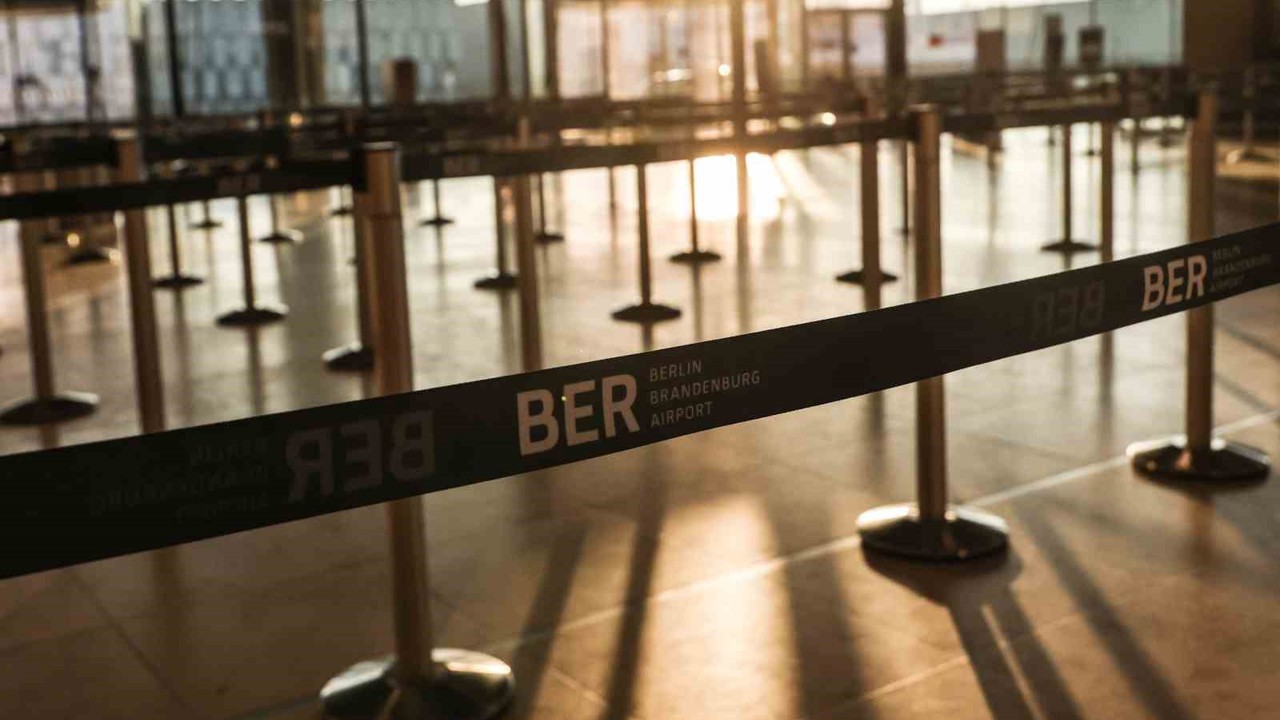 Berlin Brandenburg Havalimanı’nda grev nedeniyle 445 uçuş iptal oldu, 57 bin yolcu etkilendi
