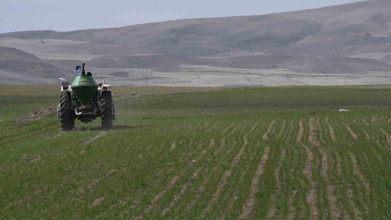 Mevsim yağmurları öncesi çiftçiler gübre mesaisine başladı

