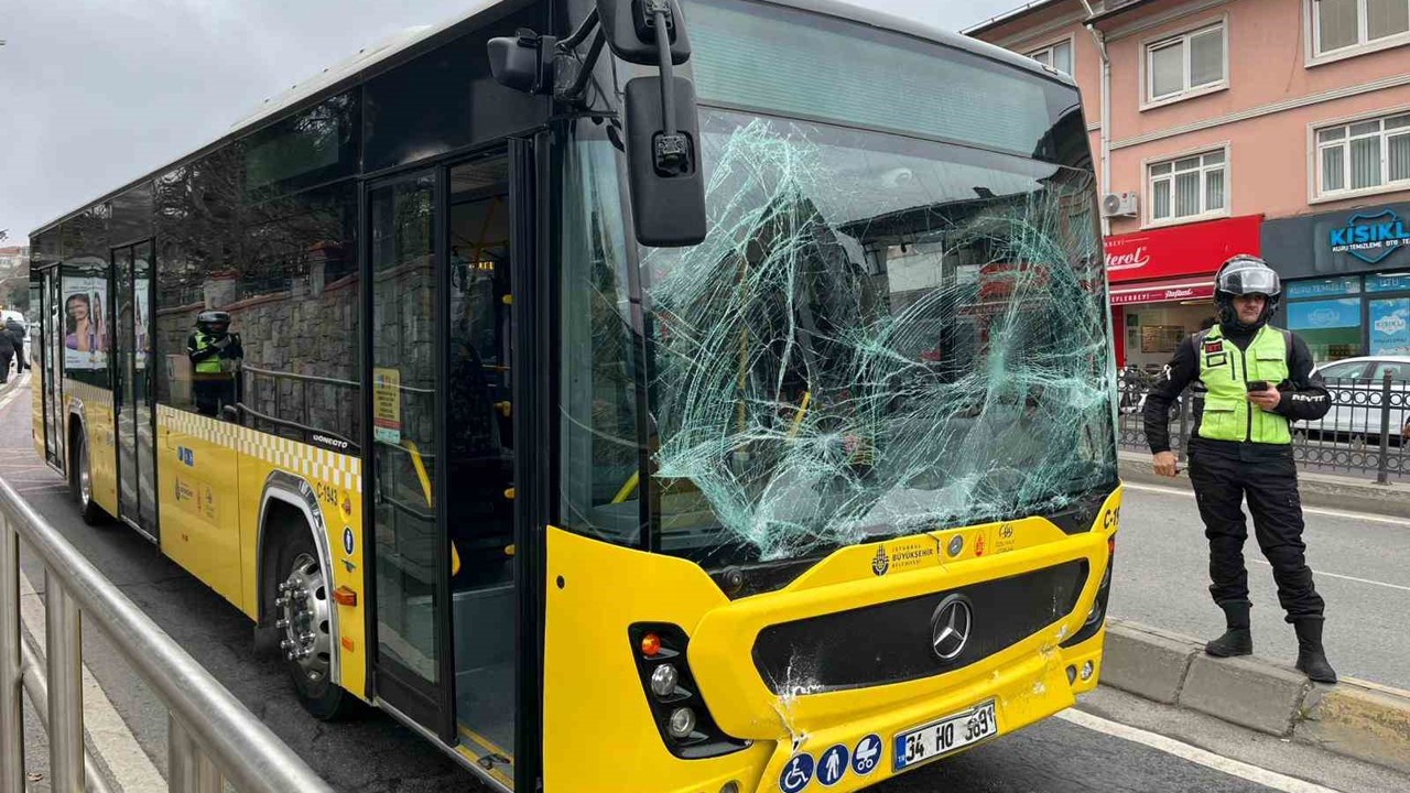 Üsküdar’da iki İETT otobüsü çarpıştı

