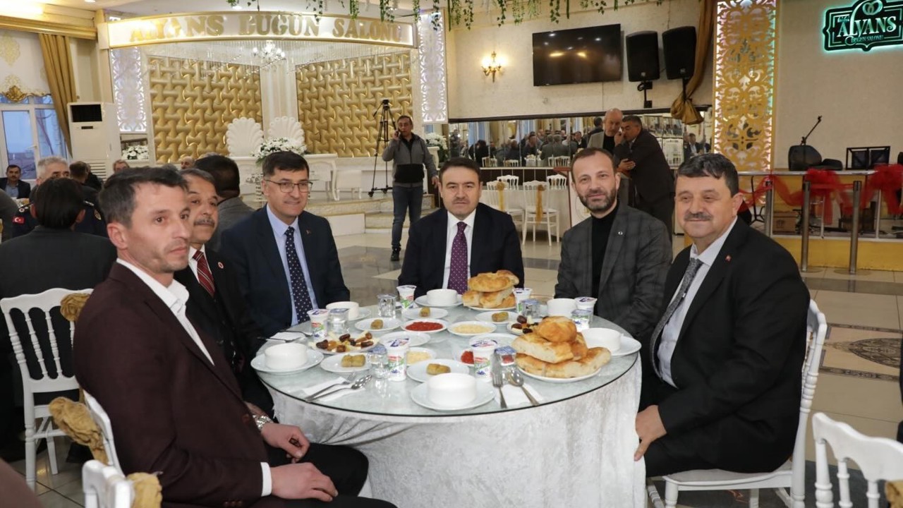 Vali Musa Işın ve il protokol üyeleri muhtarlarla iftarda buluştu
