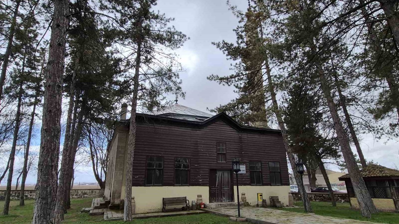 Eskişehir’de 129 yıllık tarihi cami bakımsızlıktan bu hale geldi
