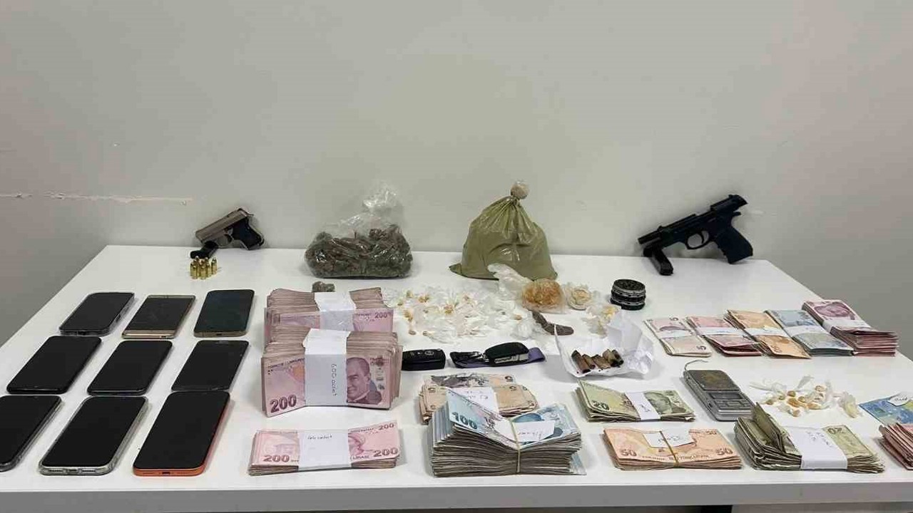 Maltepe’de zula evine operasyon: Kilolarca uyuşturucu ve nakit para ele geçirildi
