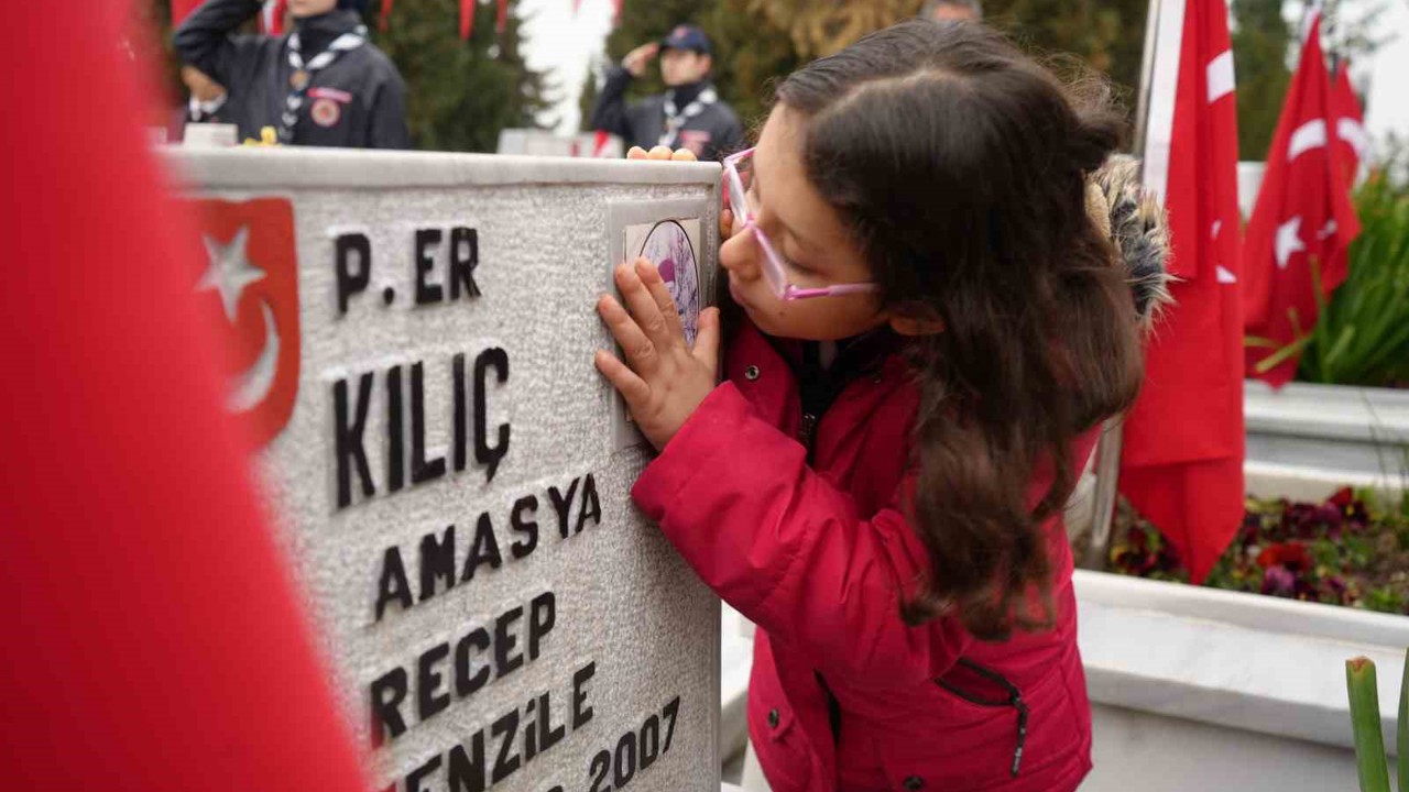 Şehitleri Anma Günü’nde anlamlı öpücük
