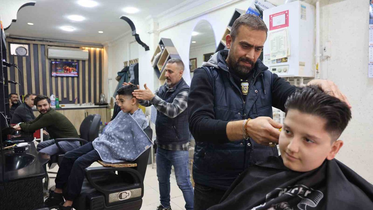 Elazığ’da berberlerde bayram mesaisi
