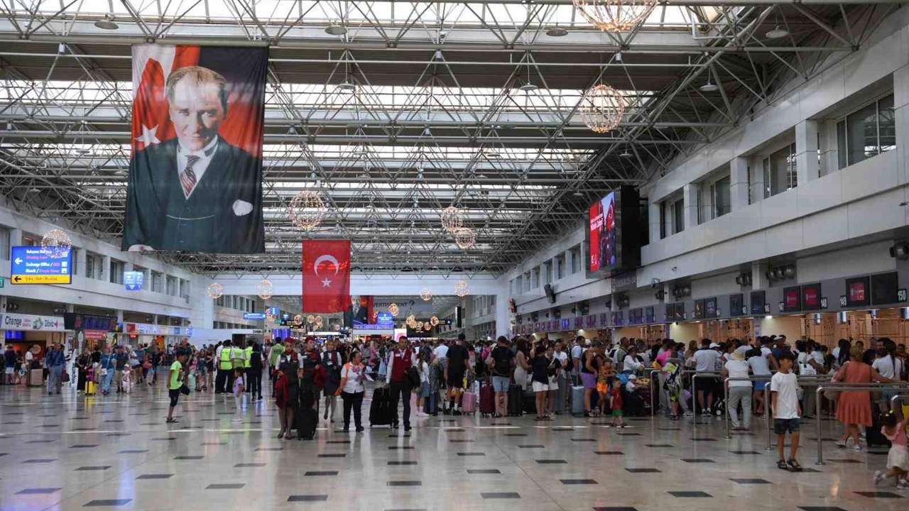 Bakan Uraloğlu: "Bayramda iç hatlarda 867 ilave sefer planladık"
