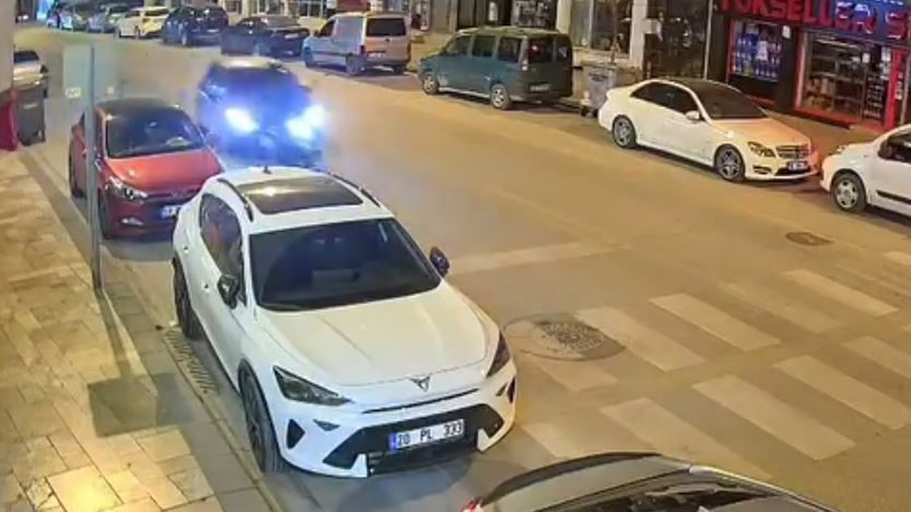 Tartıştığı motosikletliye çarpıp yoluna devam etti
