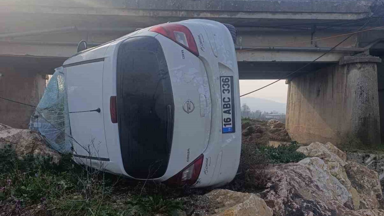 Genç sürücü ölümden döndü: Kontrolden çıkan araç köprüden uçtu, 1 yaralı
