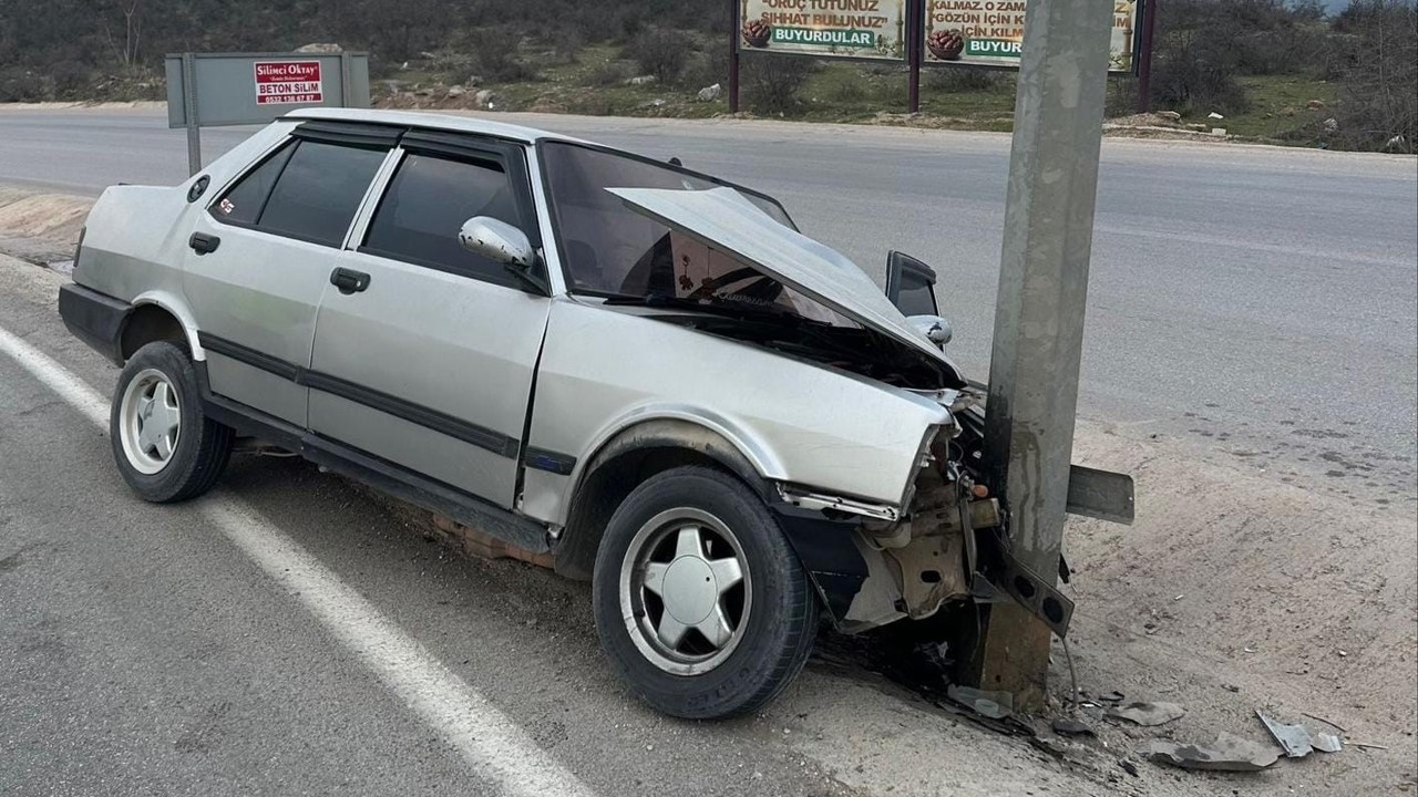 Bursa’da otomobil direğe çarptı, 1 yaralı
