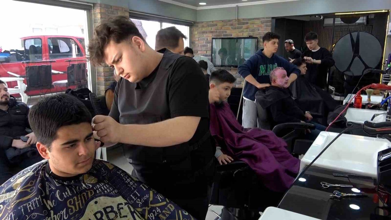 Berberlerde bayram tıraşı mesaisi: "Sabaha kadar devam ediyoruz"
